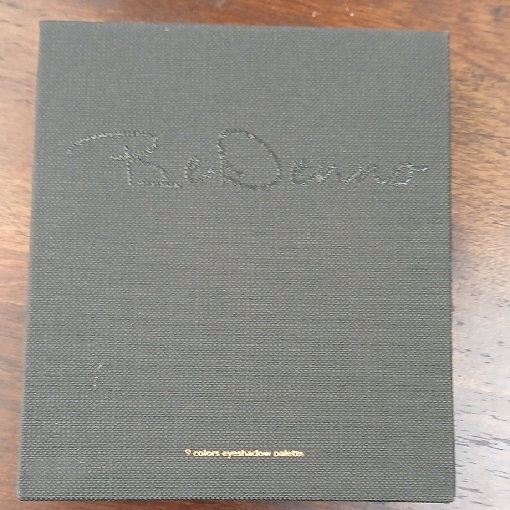 Be Denno Black Eyeshadow Palette